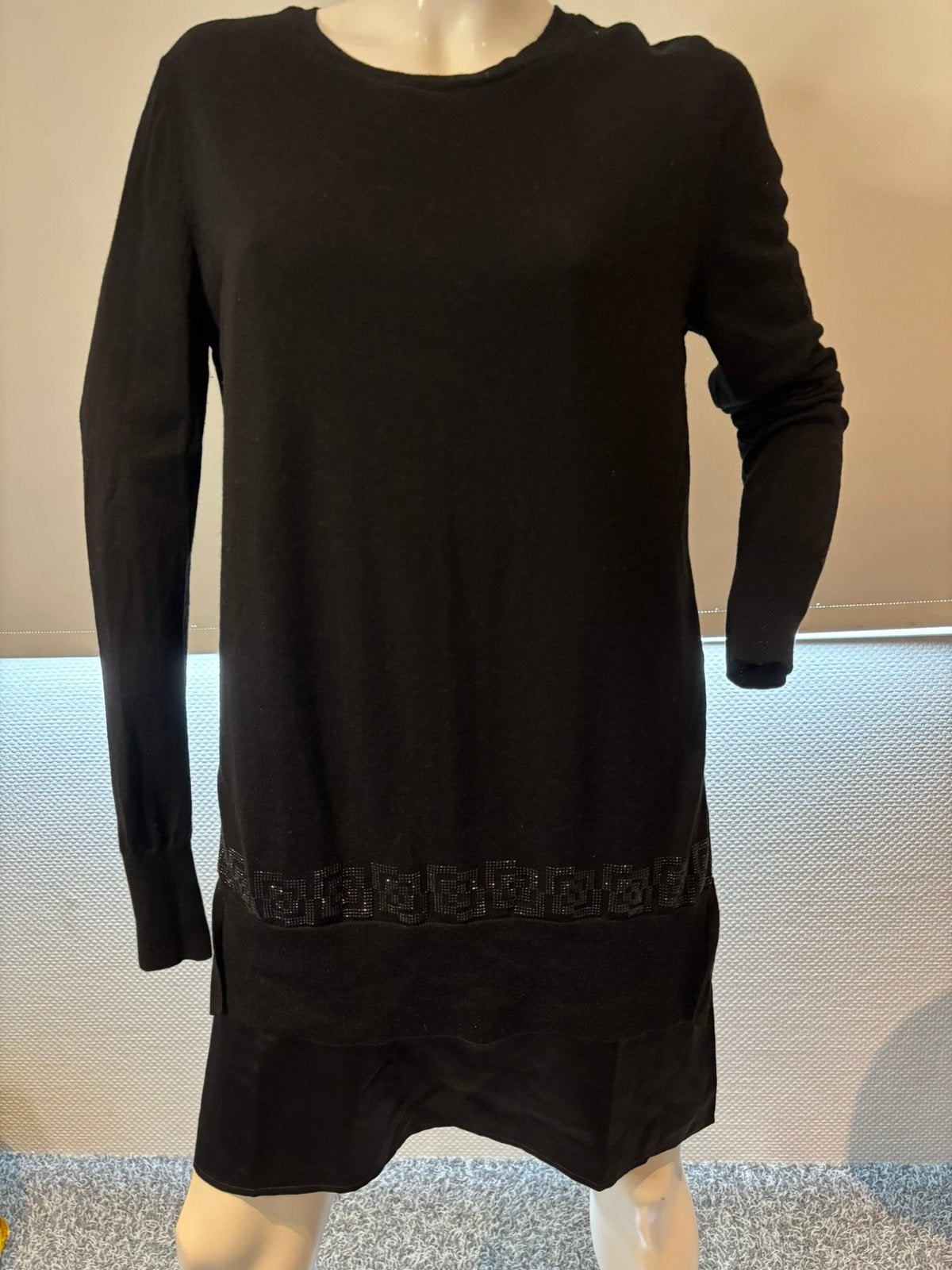 Versace jeans jurkje met aparte onderkant maat l, Kleding | Dames, ., Zwart, Maat 42/44 (L), Ophalen of Verzenden