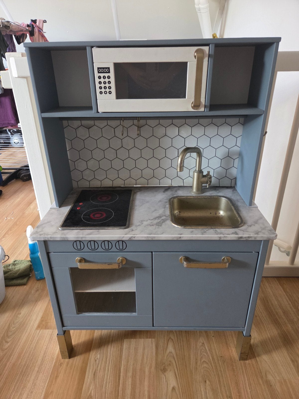 Gepimpt Ikea kinderkeukentje - Grijs met goud, Ophalen, Zo goed als nieuw, Meubelstuk of Keukentje