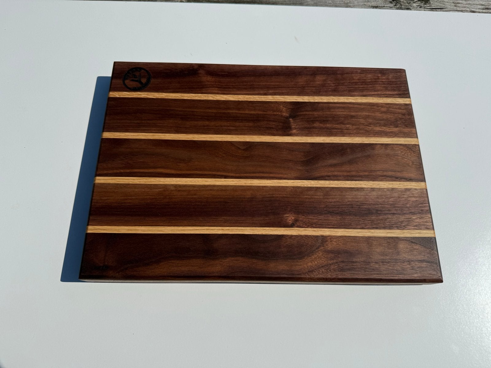 Handgemaakte serveer-/snijplank van walnoot en eiken, Ophalen, Hout, Snij-/serveerplank, Nieuw
