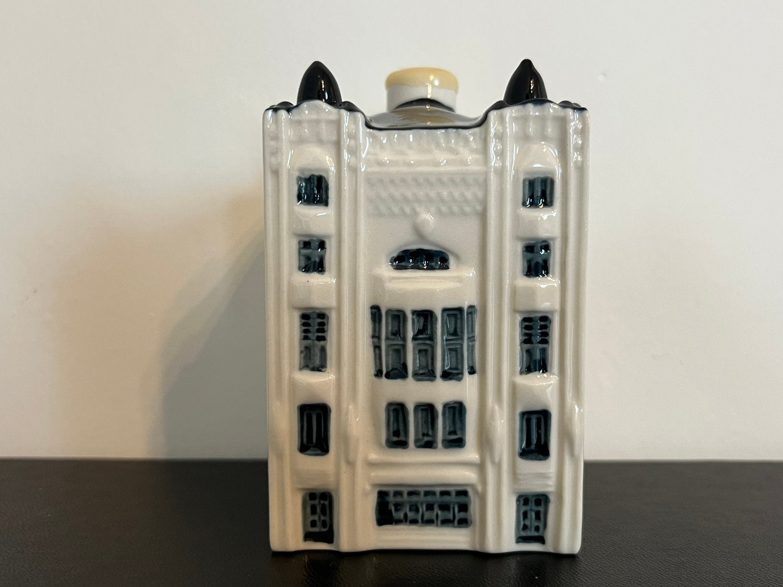 KLM Business Class huisje 102, Verzamelen, KLM Huisjes, Ophalen of Verzenden, Nieuw, 81 t/m 91, Gevuld