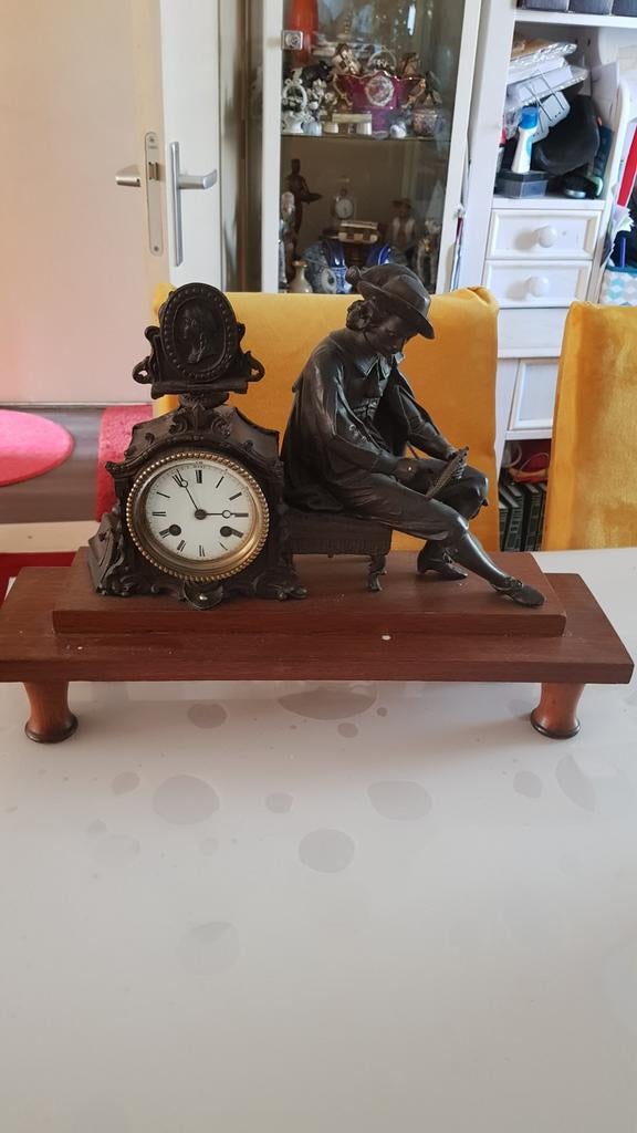 Antieke bronzen klok met beeld van lezende jongen, Ophalen of Verzenden