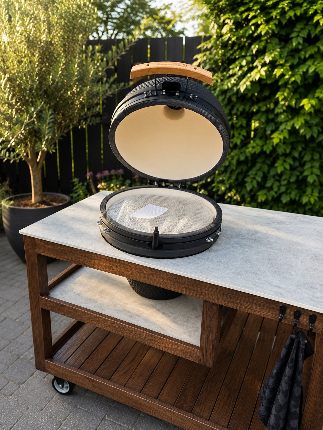 NIEUW! Eiken BBQ-wagen met Kamado en keramisch blad, Tuin en Terras, Houtskoolbarbecues, Ophalen of Verzenden, Nieuw, Met accessoires