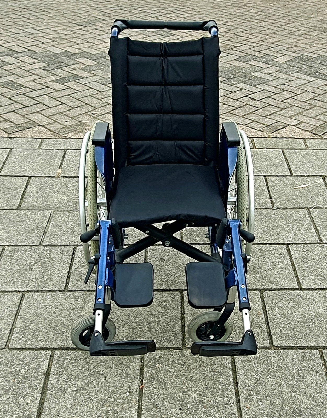 Compacte rolstoel met comfort beensteunen NIEUWSTAAT, Diversen, Rolstoel inklapbaar met comfort beensteunen, Zo goed als nieuw