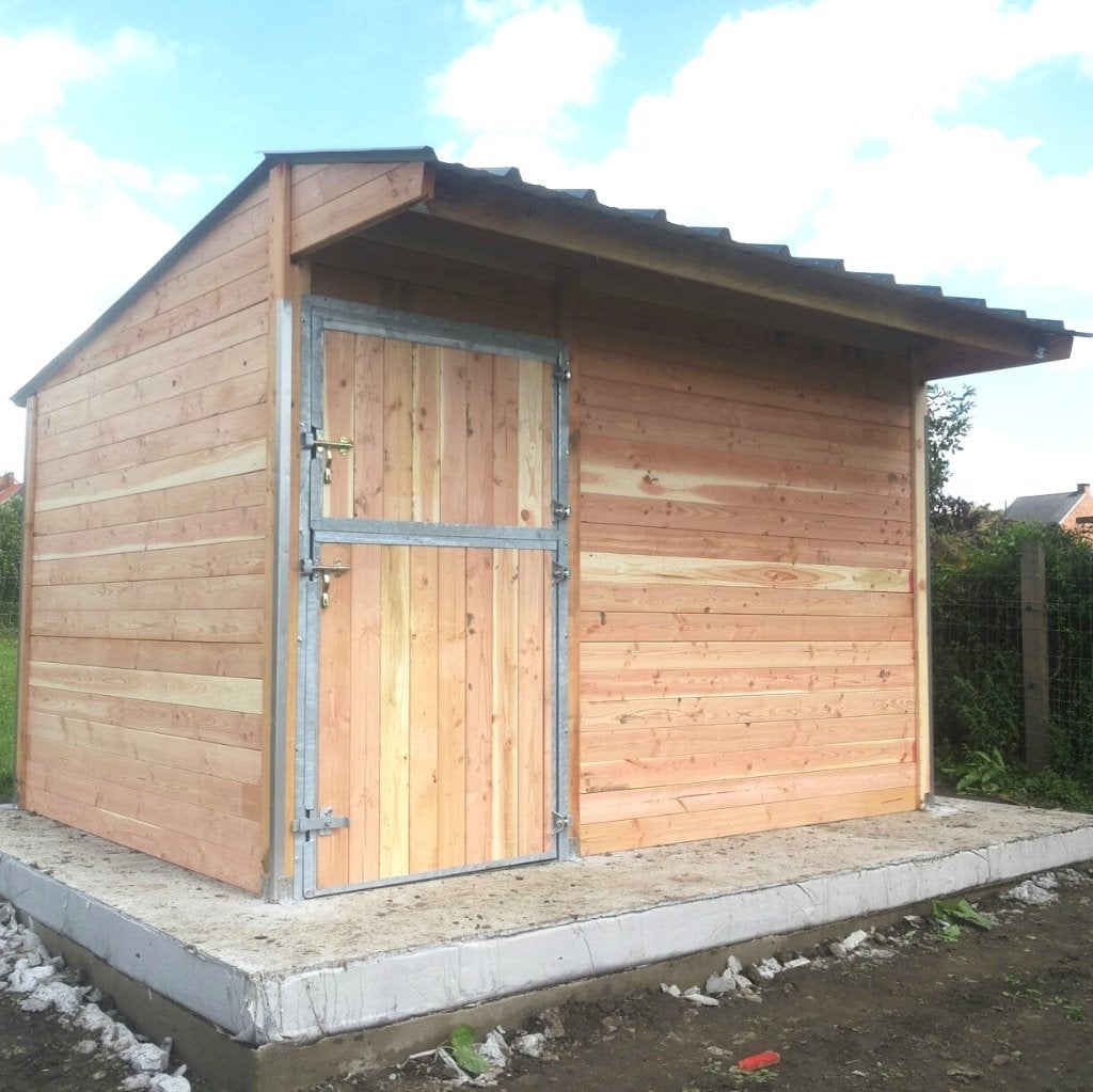 Stal 3x4m in massief Douglashout, Weidegang, 2 of 3 paarden of pony's