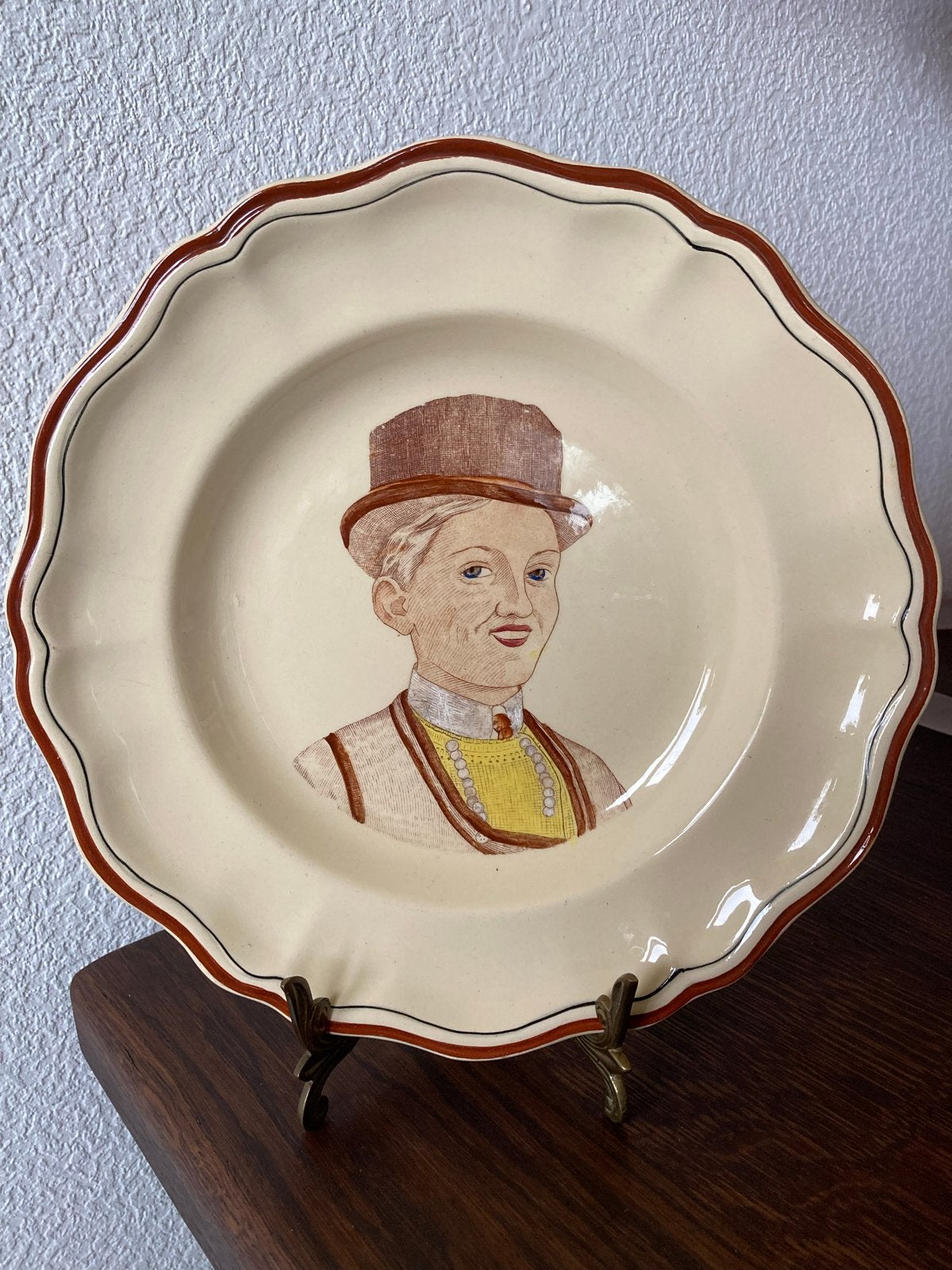 Sierbord Bretonse in traditionele kleding 26cm gemerkt, Ophalen of Verzenden