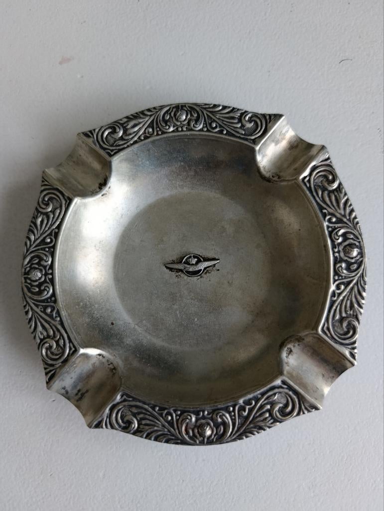 Vintage zilverkleurige asbak met decoratieve rand, Verzamelen, Rookartikelen, Aanstekers en Luciferdoosjes, Ophalen of Verzenden