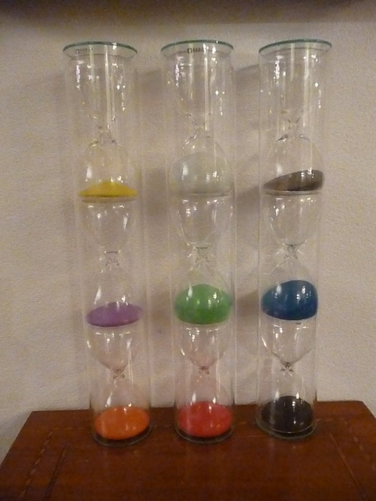 Nieuw glazen cilinder met gekleurde zandlopers Fidrio glass., Antiek en Kunst, Ophalen of Verzenden, Overige typen, Glas, Beweegbaar