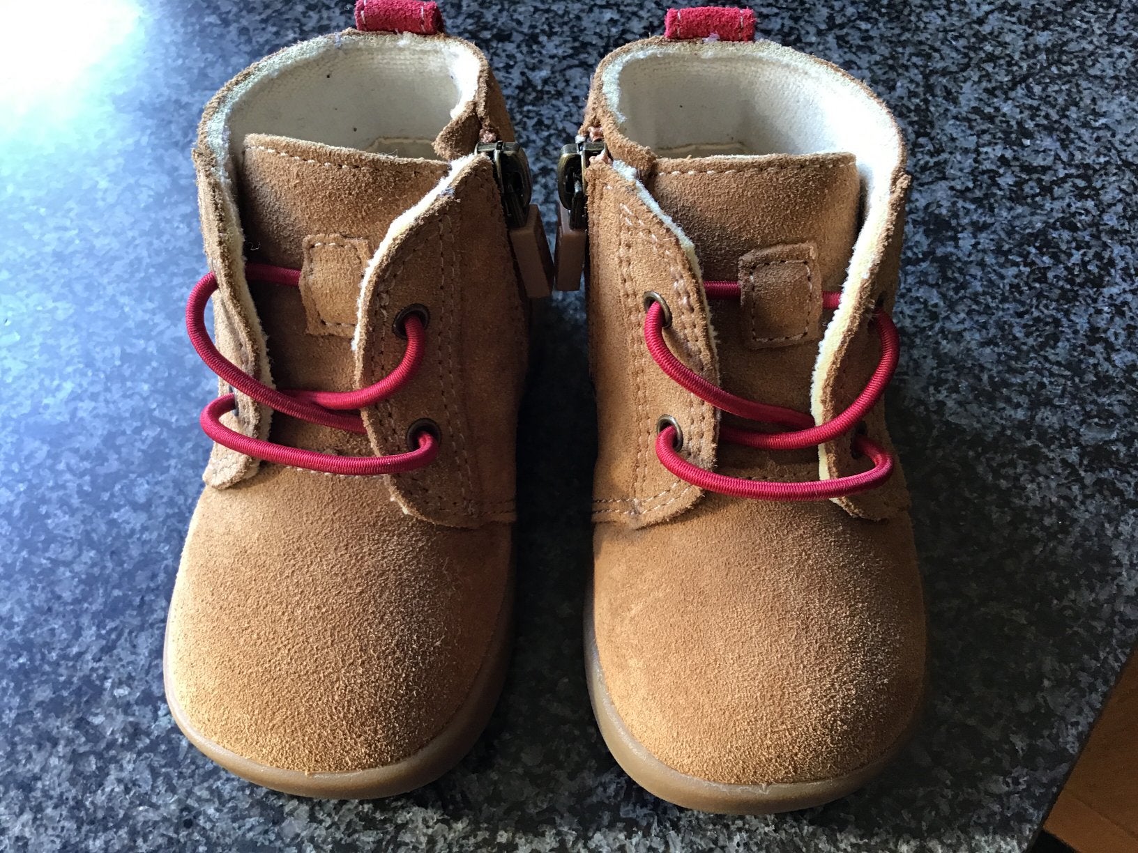“UGG” HALFHOOG KINDERSCHOENTJE MET RITSSLUITING maat 20,5, Kinderen en Baby's, Ophalen
