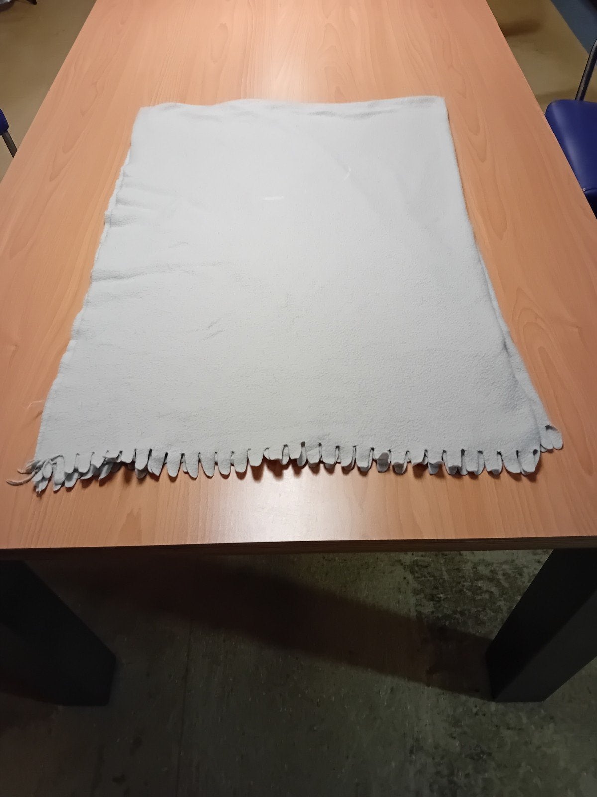 Licht grijze fleece deken met franjes 1.20 x 1.70 cm, Ophalen