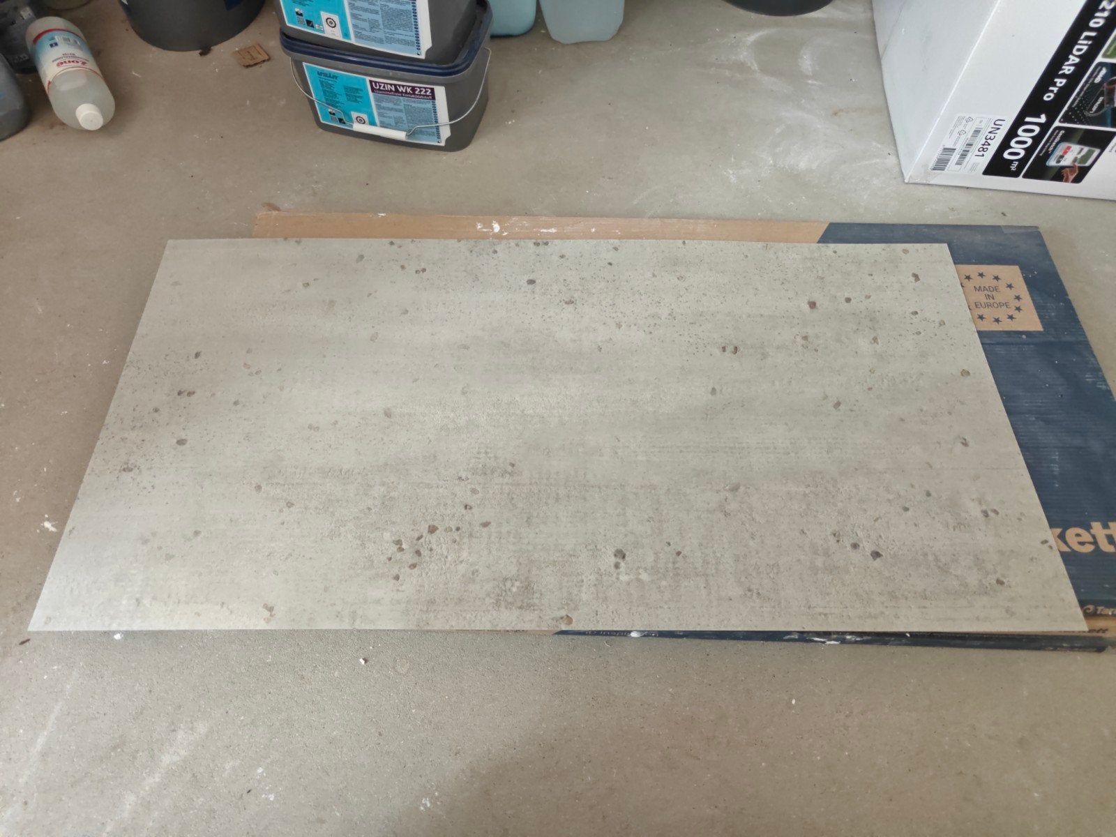 Nieuwe Tarkett Vinyl Stroken - Industriële Cementlook 10,5m², Huis en Inrichting, Nieuw, Grijs, Vinyl, 10 tot 25 m²