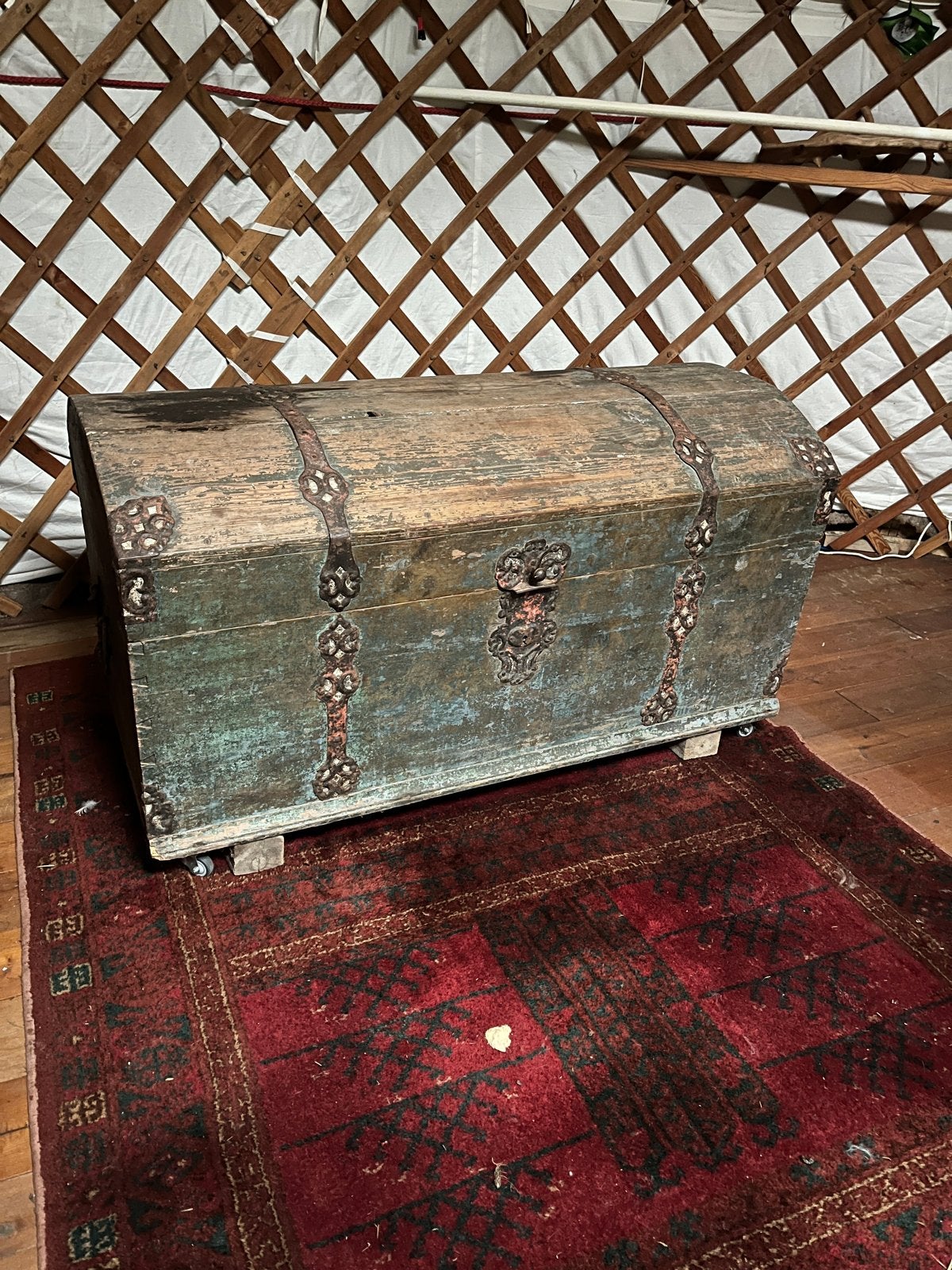 Antieke houten kist met metalen beslag, Ophalen of Verzenden