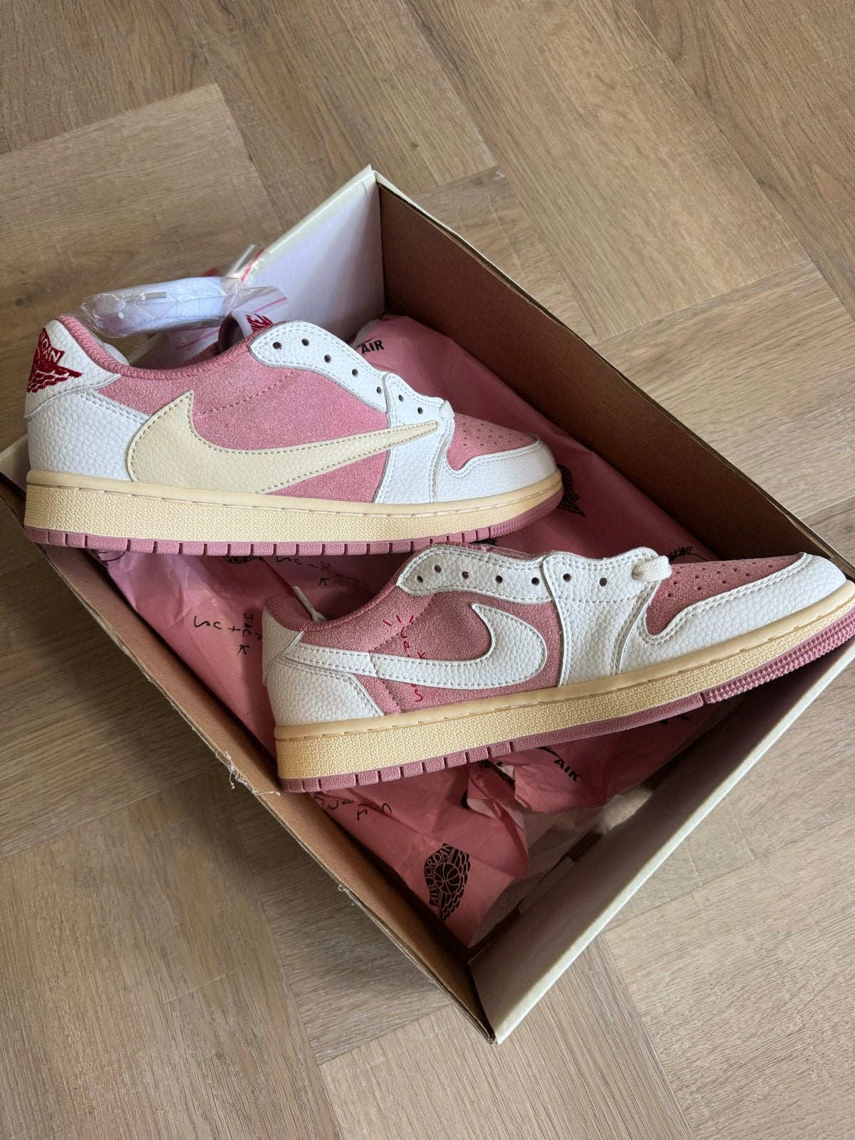 Nike Air Jordan 1 Low Travis Scott Reverse Mocha Maat 39, Ophalen of Verzenden, Nieuw, Roze, Sneakers of Gympen