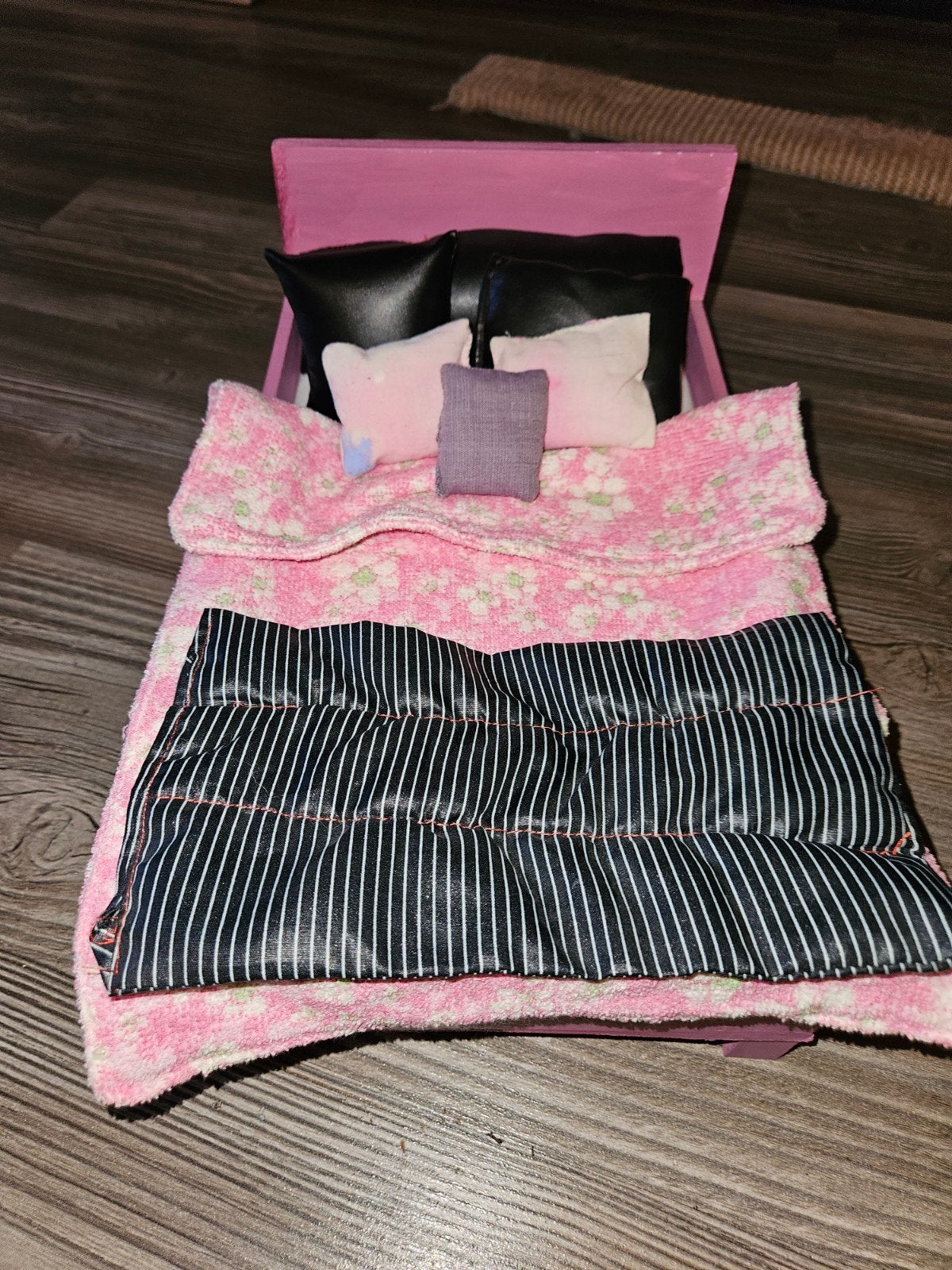 Roze poppenbedje met accessoires ( Zelf gemaakt), Ophalen of Verzenden, Gebruikt