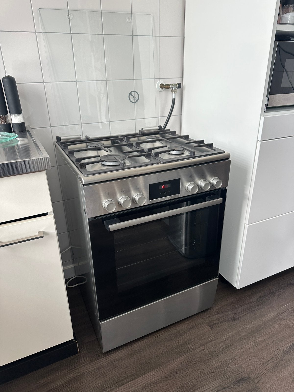 Bosch Gasfornuis 60 cm – 4 Pits – 3D Hetelucht – Pizzastand, Ophalen, 60 cm of meer, 4 kookzones, Zo goed als nieuw