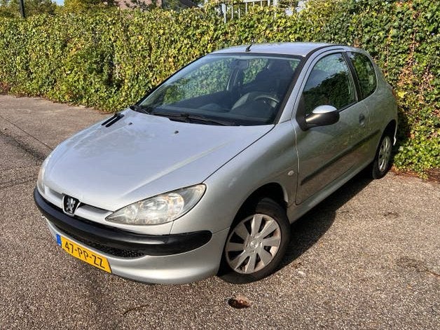 Peugeot 206  Automaat | Airco | CarPlay | NAP, Auto's, Particulier, 1100 kg, Zilver of Grijs, Apple Carplay