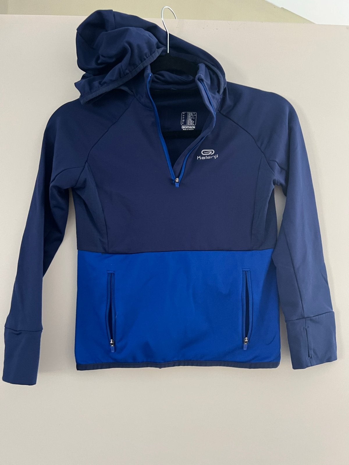 Kalenji sportshirt met capuchon - maat 134, Overige merken, Ophalen of Verzenden, Zo goed als nieuw, Kleding