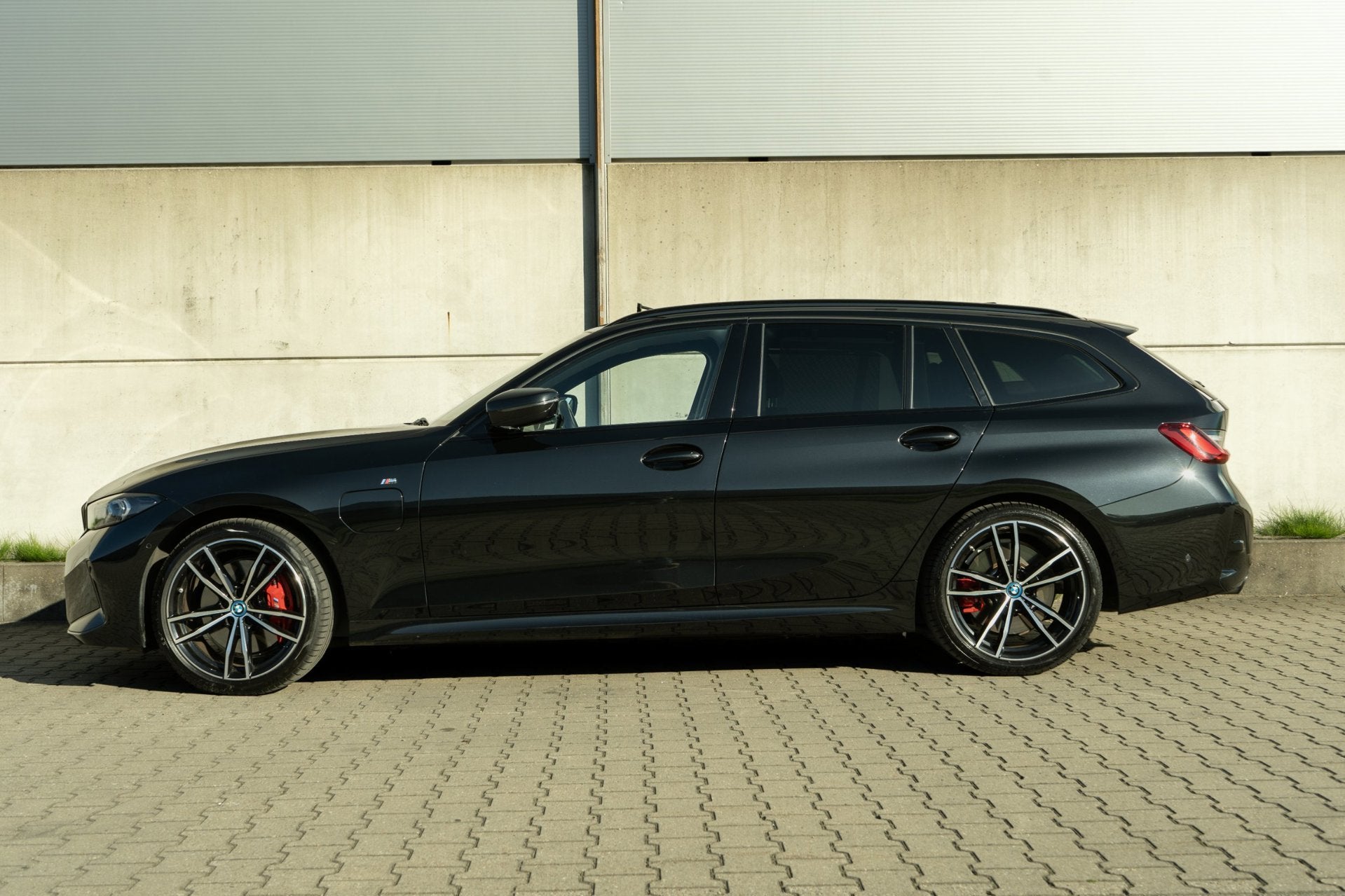 Foto 4 van BMW 3-serie Touring 320e M Sport PANO M-performance 19 Inch