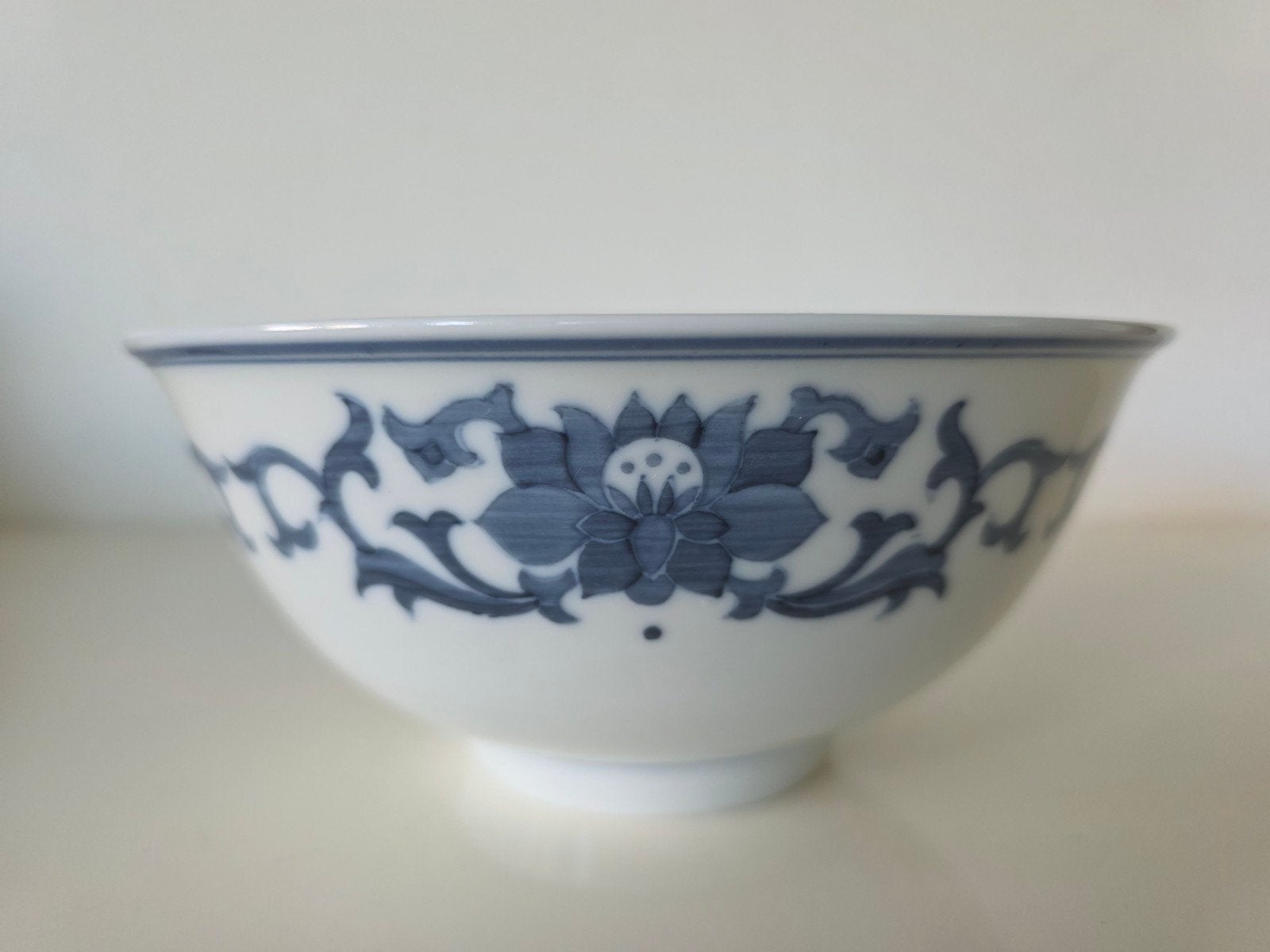 Chinese porseleinen kom met blauwe florale decoratie, Ophalen of Verzenden