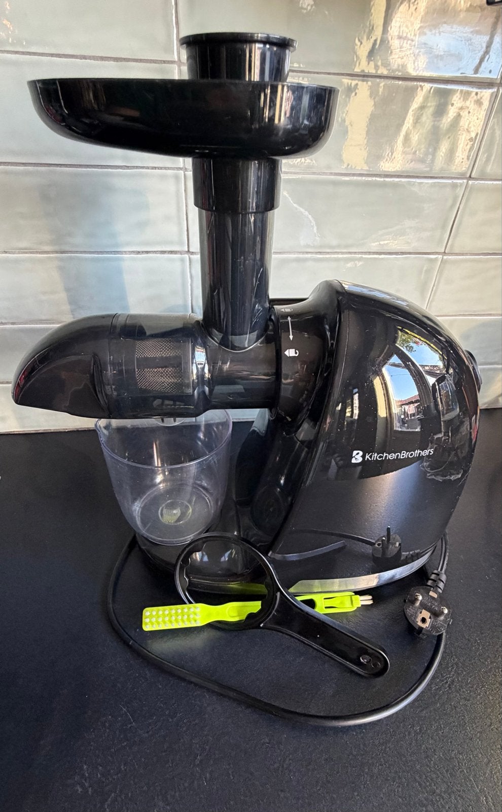 KitchenBrothers Slowjuicer - Zwart, Zo goed als nieuw, Ophalen of Verzenden, Zo goed als nieuw, Elektrisch, Slowjuicer