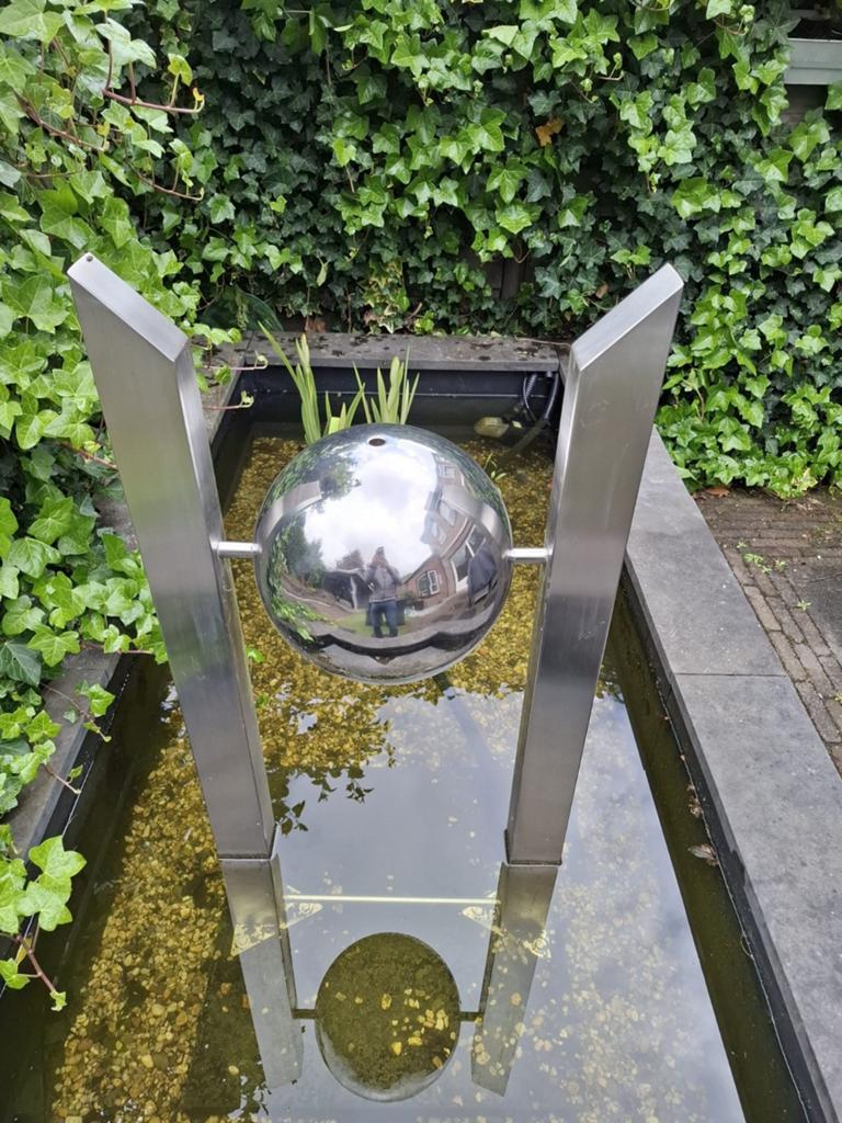 Modern waterornament met pomp - RVS bol en zuilen, Tuin en Terras, Waterpartijen en Fonteinen, Ophalen, Gebruikt, Rvs, Waterornament