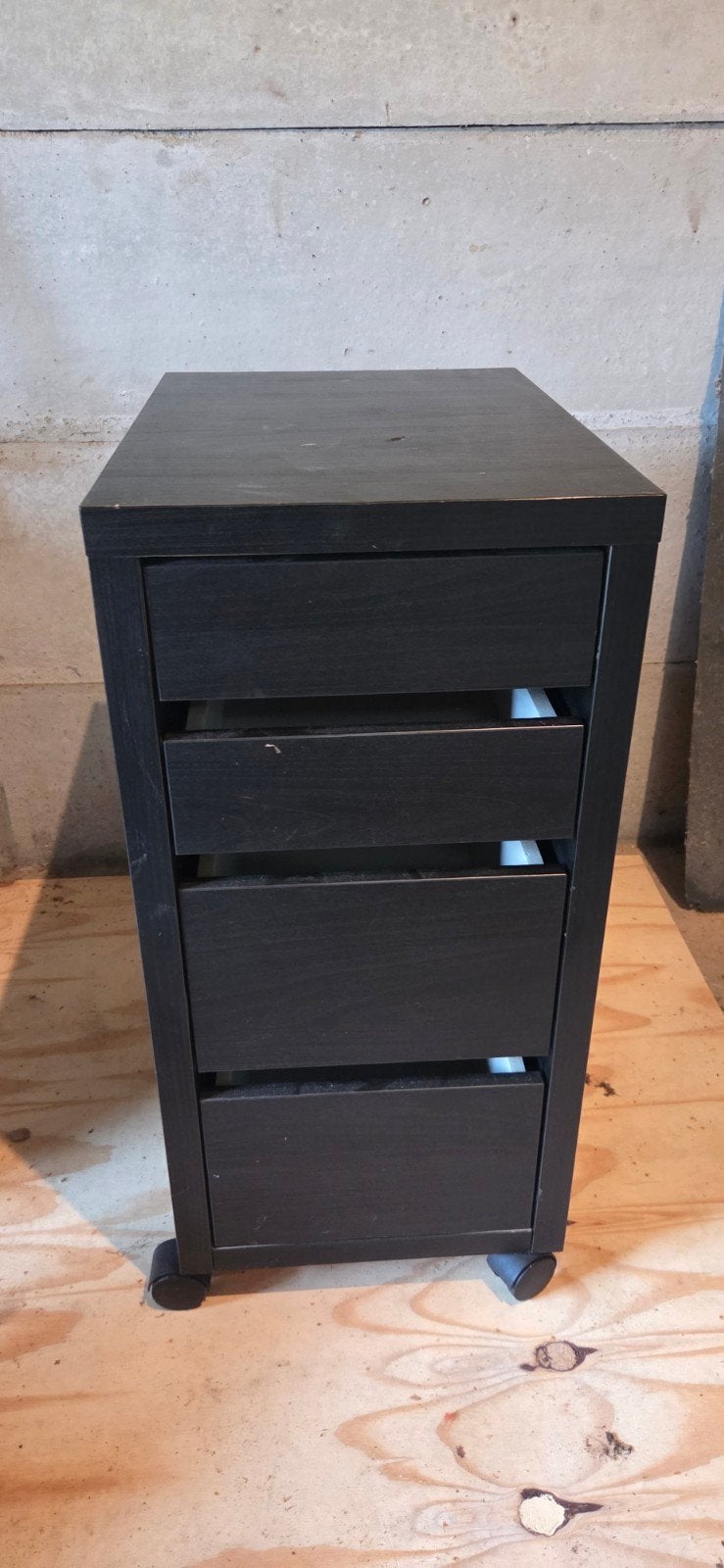 micke ikea zwart ladeblok op wielen met 4 laden, Minder dan 50 cm, Gebruikt, Modern, functioneel, 100 tot 150 cm