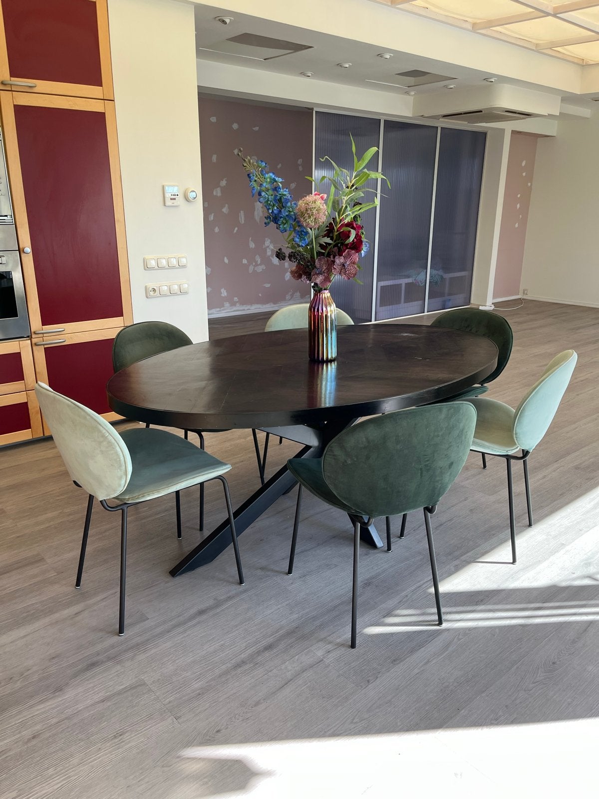 Stijlvolle ovale eettafel met 6 stoelen, Huis en Inrichting, Ophalen, 100 tot 150 cm, Zo goed als nieuw, 150 tot 200 cm