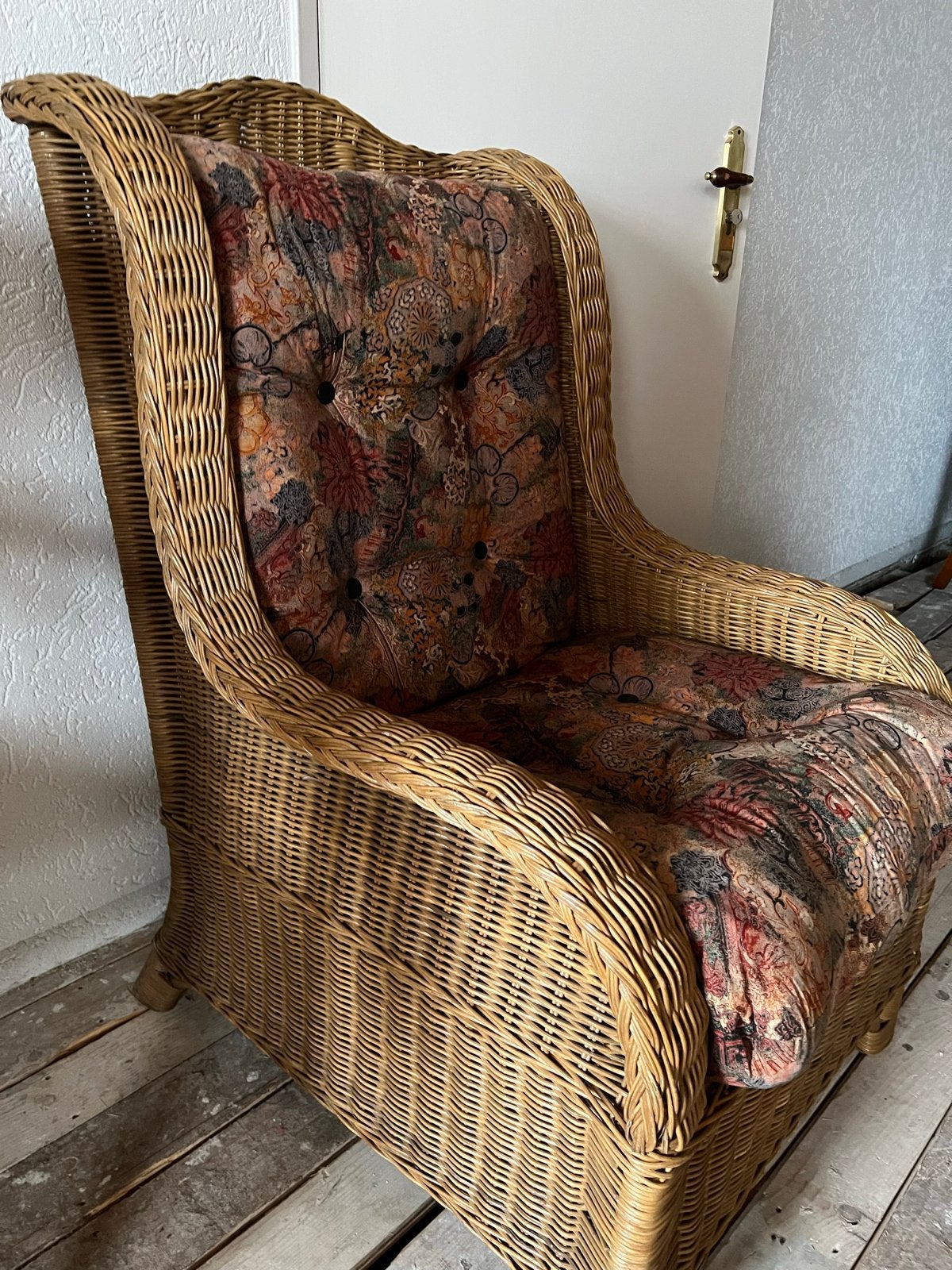 Comfortabele rieten fauteuil met bloemenkussen, Ophalen, Gebruikt, 50 tot 75 cm, Riet of Rotan