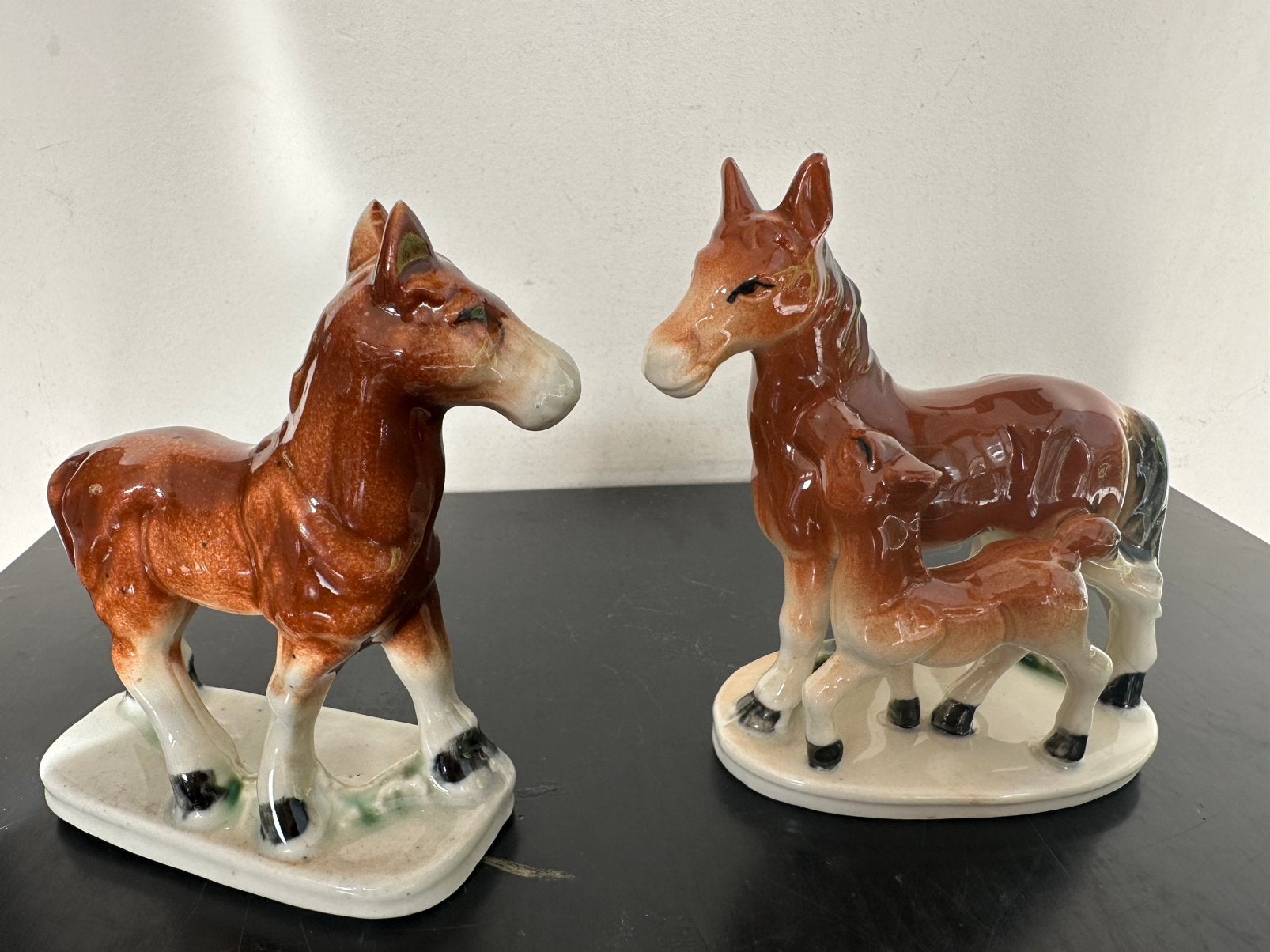 Oud porselein paard beelden Merrie +veulen e.a 12.5 cm H, Ophalen of Verzenden, Gebruikt, Dier