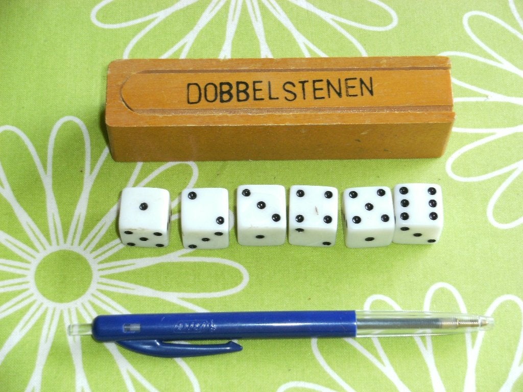 6 vintage dobbelstenen in kistje, Ophalen of Verzenden, Gebruikt