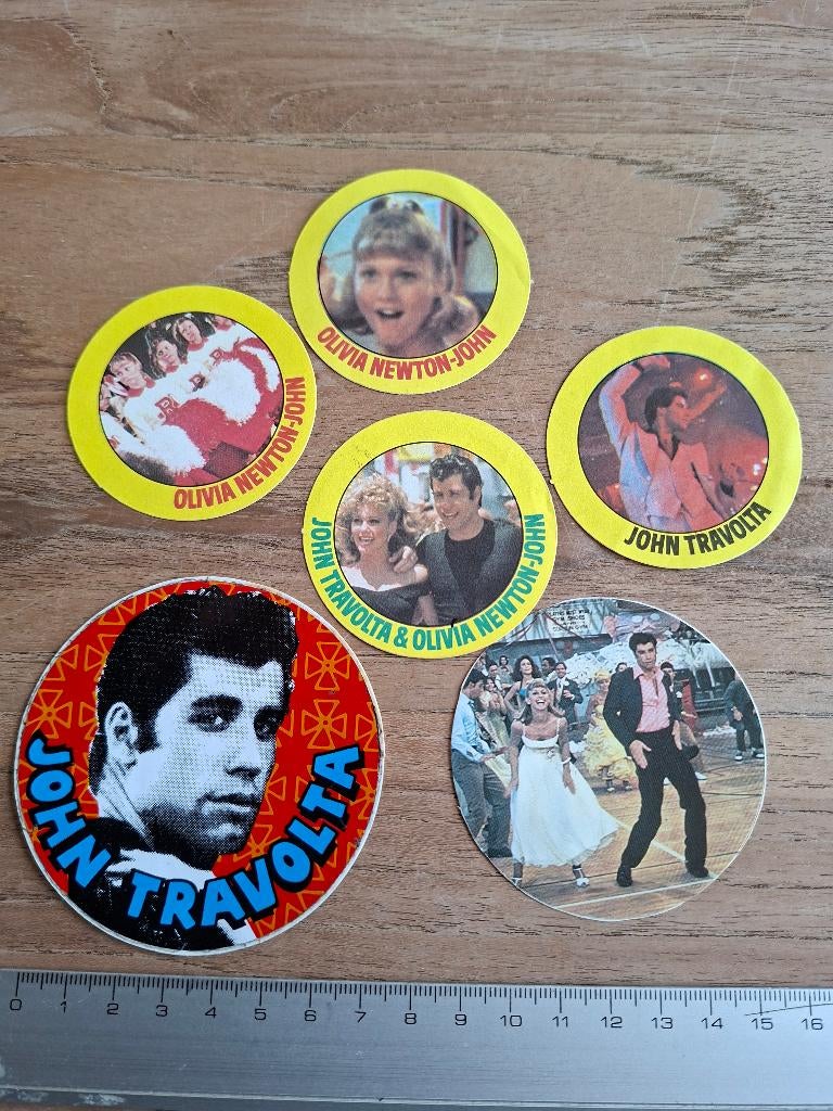 Stickers john travolta en olivia newton john, Verzamelen, Verzenden, Zo goed als nieuw, Film, Tv of Omroep