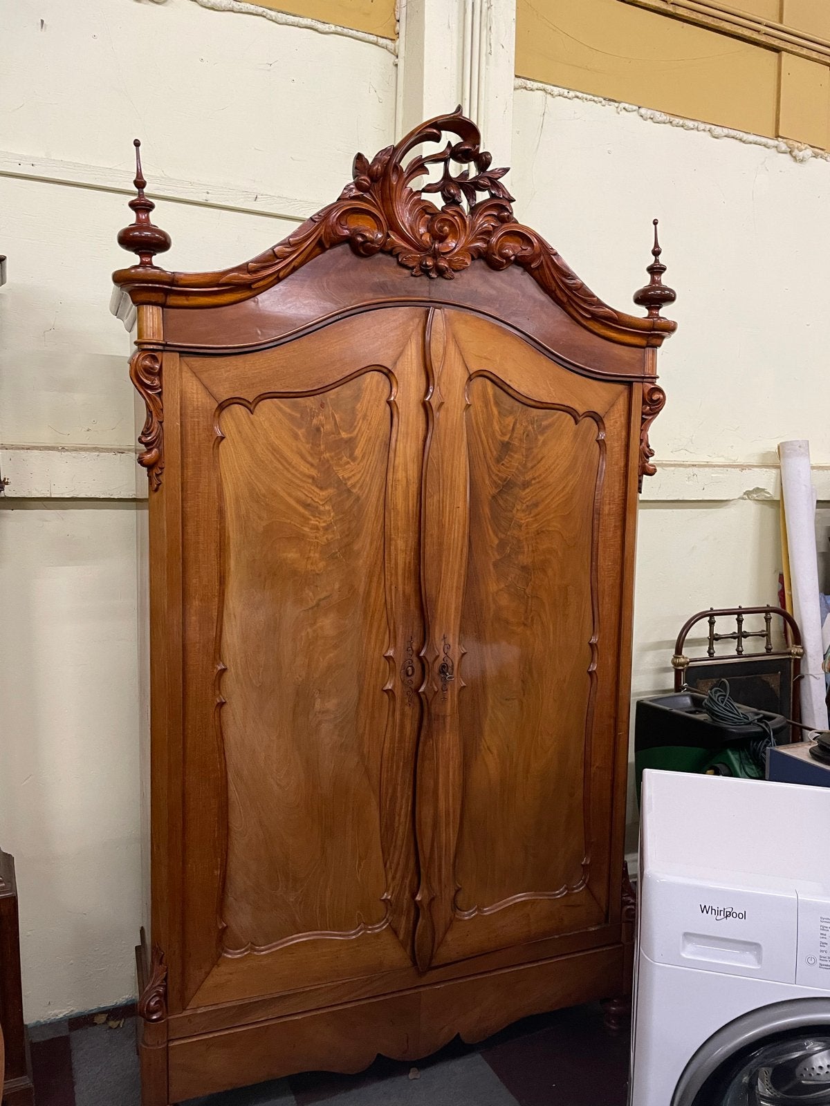 Prachtige mahoniehouten kroonkast - 240 hoog 120 breed, Antiek en Kunst, Ophalen of Verzenden
