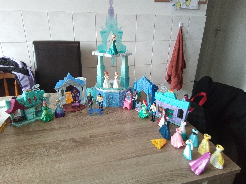 Grote Frozen speelset met poppen en accessoires, Ophalen, Gebruikt, Poppenhuis