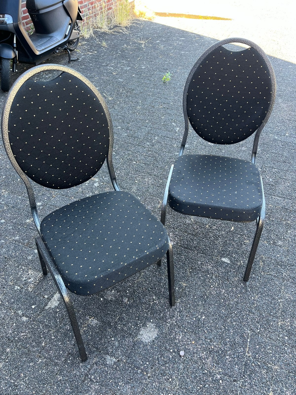 Stapelbare Zwarte Stoelen met Stippen - 17 stuks, Ophalen, Gebruikt, Zwart, Metaal