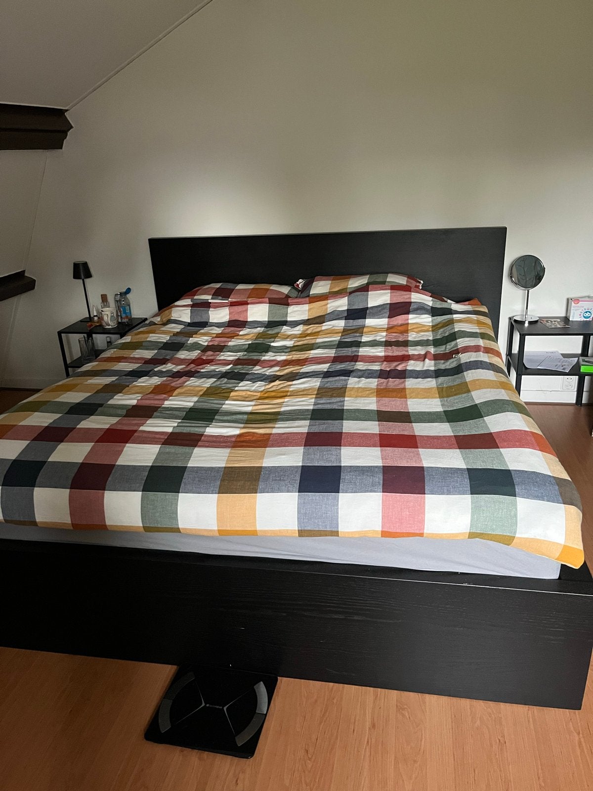 Tweepersoonsbed met hoofdbord en lattenbodem