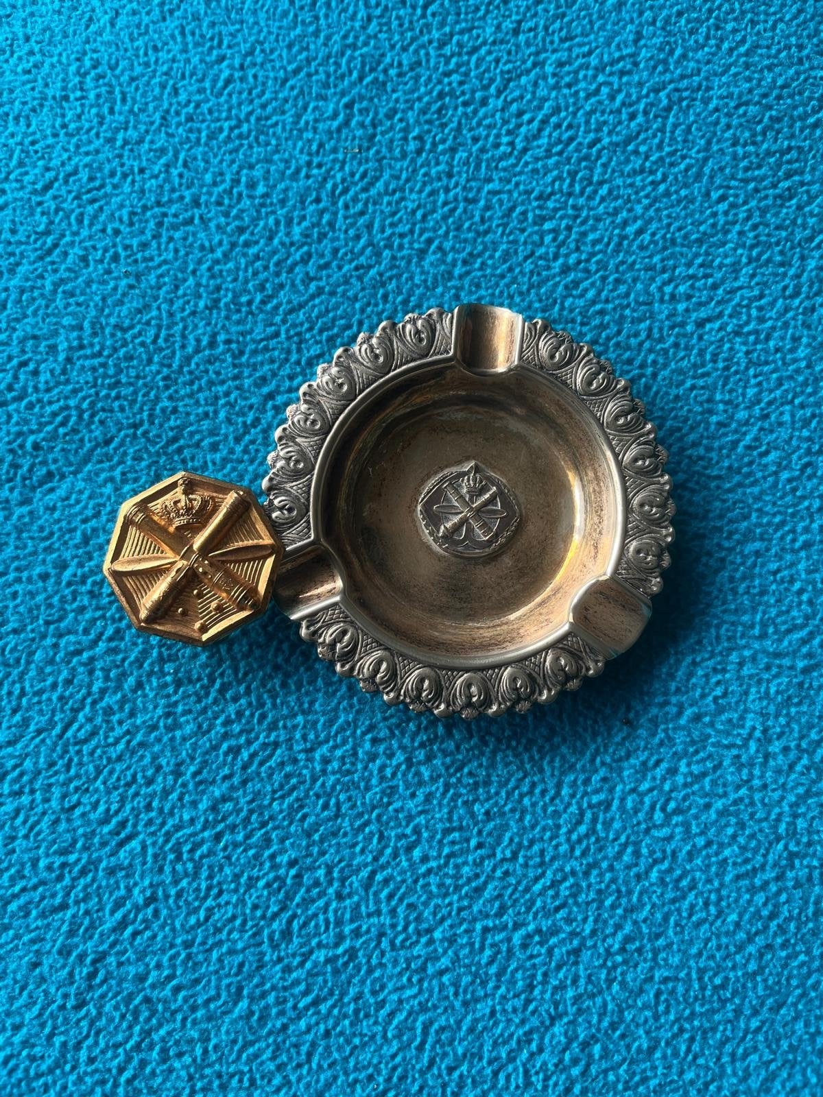 Militaria: Veldartillerie asbak en embleem en baret embleem, Verzenden, Marine, Nederland, Embleem of Badge