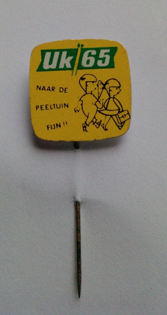 Speldje Uk 65 "naar de speeltuin fijn" Veilig Verkeer actie, Ophalen of Verzenden, Zo goed als nieuw, Overige onderwerpen, Speldje of Pin