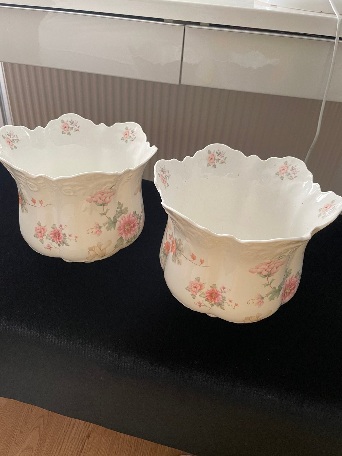 Set van 2 sierlijke bloempotten met bloemmotief, Rond, Binnen, Zo goed als nieuw, Minder dan 40 cm