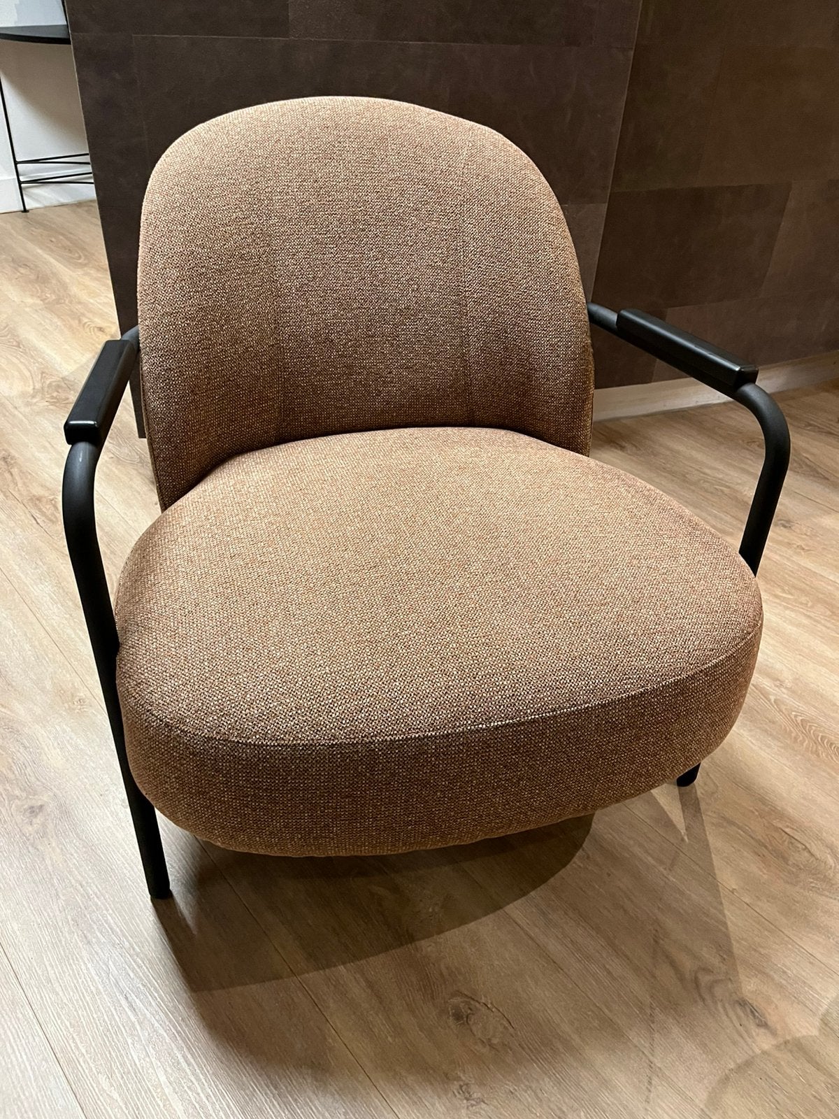 Nieuwe fauteuil Lenzi in stof Hazel van 639.- nu voor 375.-, Huis en Inrichting, Ophalen, Nieuw, Stof, 50 tot 75 cm