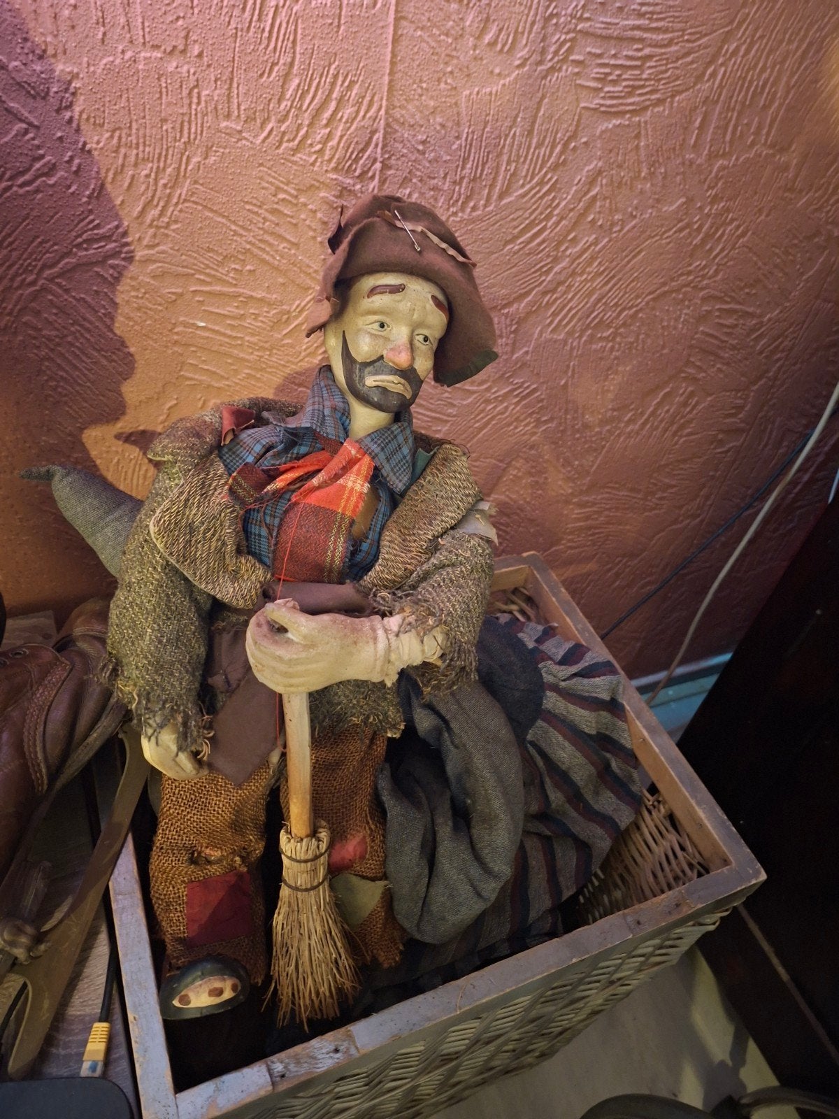 Vintage pop/clown met bezem in rieten mand, Ophalen