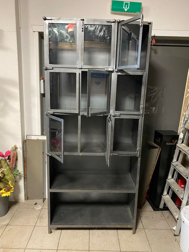 Robuuste stalen vitrinekast met glazen deuren., Huis en Inrichting, Kasten | Vitrinekasten, Ophalen, Gebruikt, 200 cm of meer