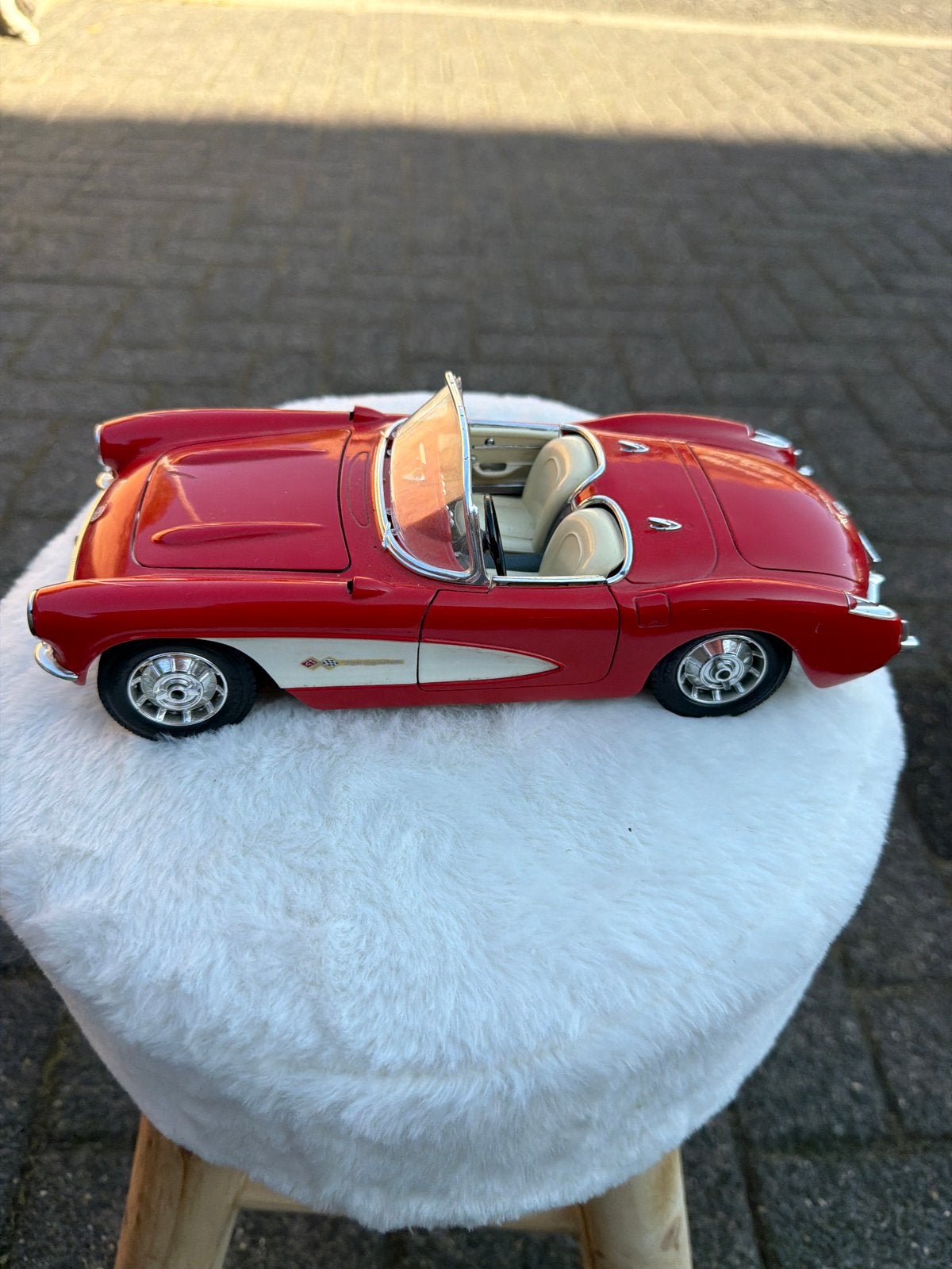 Burago Chevrolet Corvette (1957) - Schaalmodel, Overige merken, Auto, Groter dan 1:32, Ophalen of Verzenden