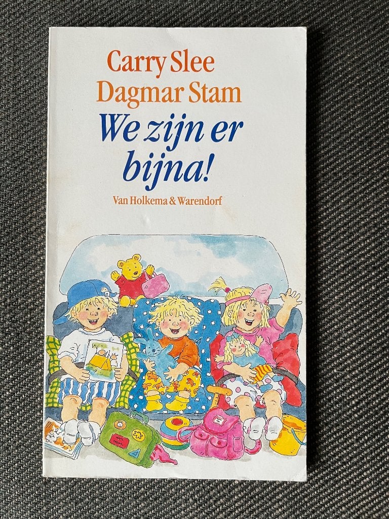 Carry Slee - We zijn er bijna!, Carry Slee & Dagmar Stam, Fictie algemeen, Ophalen of Verzenden, Zo goed als nieuw