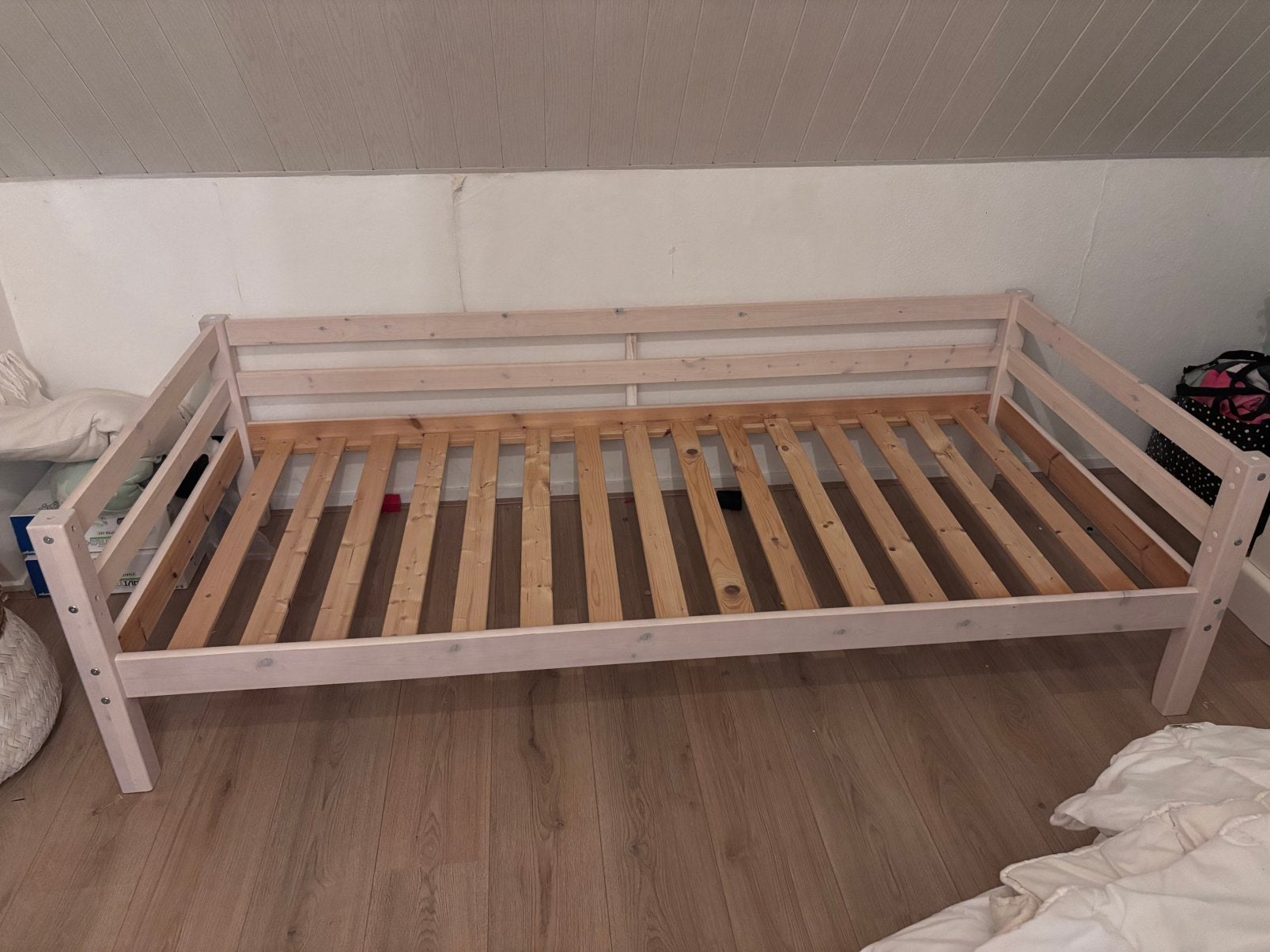Houten bed, Kinderen en Baby's, Ophalen, 85 tot 100 cm, Gebruikt, Lattenbodem