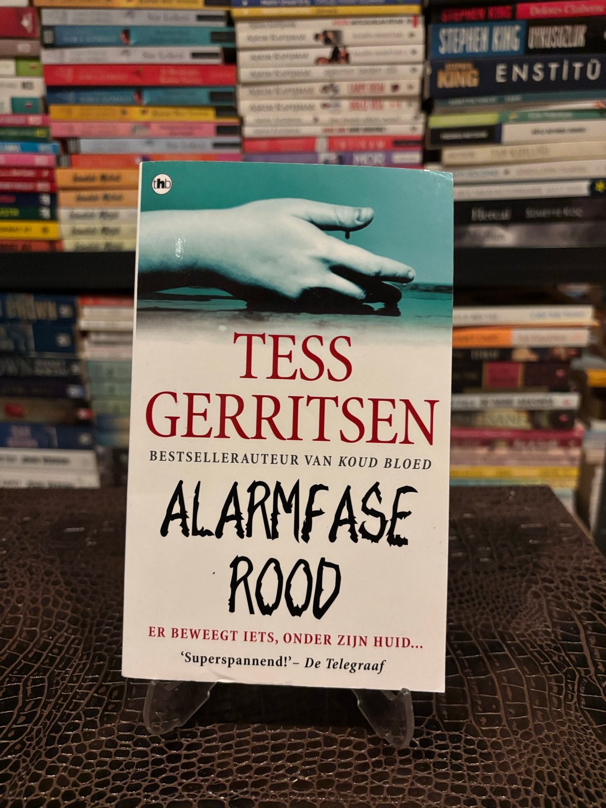 Tess Gerritsen - Alarmfase Rood (Paperback), Boeken, Ophalen of Verzenden, Gelezen