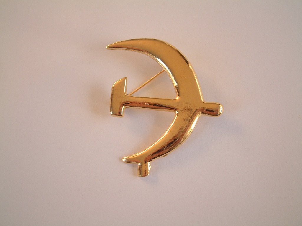 vintage broche van sikkel en hamer goudkleurig, Ophalen of Verzenden, Zo goed als nieuw, Goud, Overige materialen