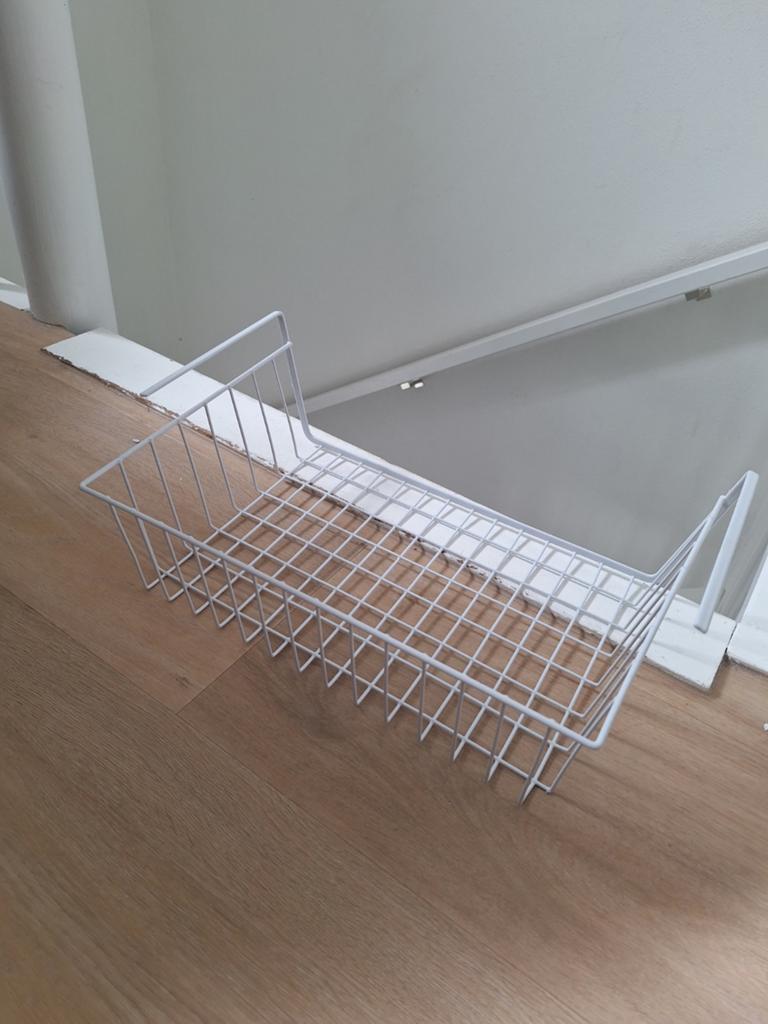 Wit metalen opbergmandje voor plank, nieuw, Ophalen of Verzenden, Nieuw, Rechthoekig, Overige materialen
