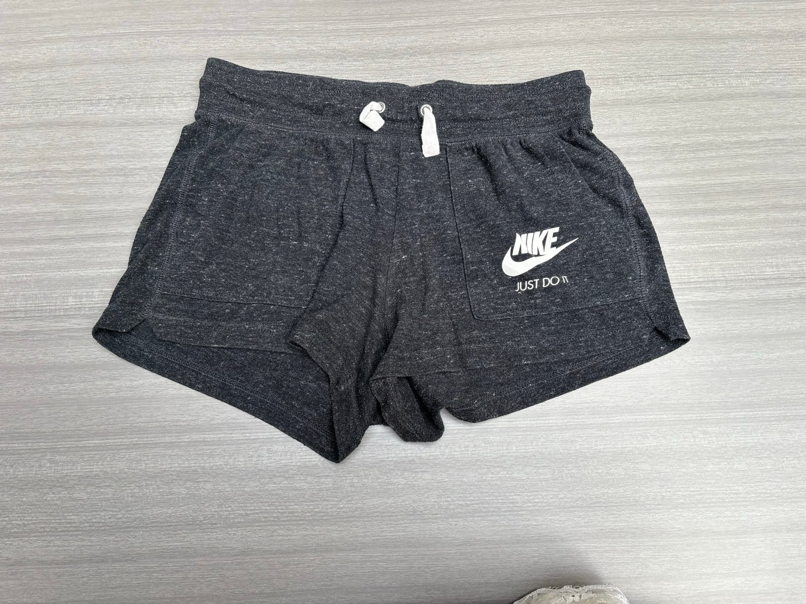 Nike Just Do It sportshort - Maat M, Maat 38/40 (M), Ophalen of Verzenden, Fitness of Aerobics, Grijs