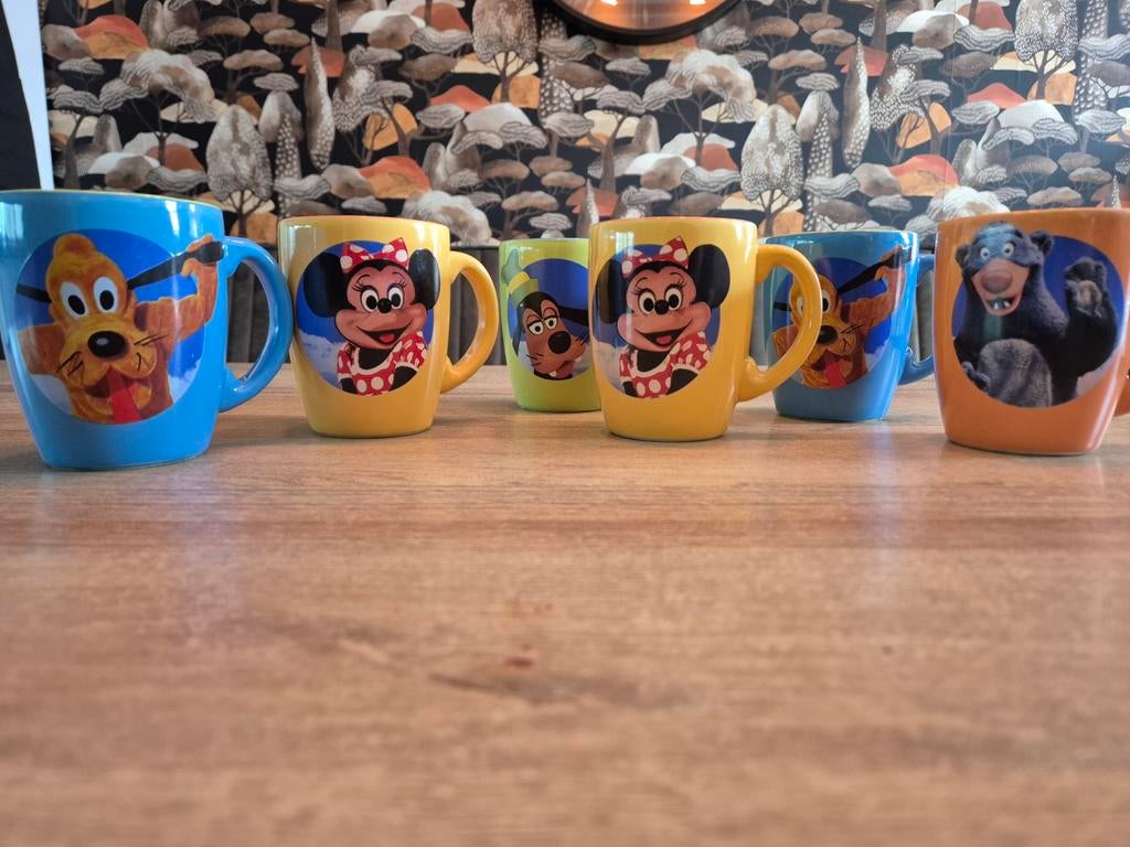 Disney Servies Set: 13 Bordjes, 1 Kom, 9 Mokken - Gebruikt, Ophalen of Verzenden