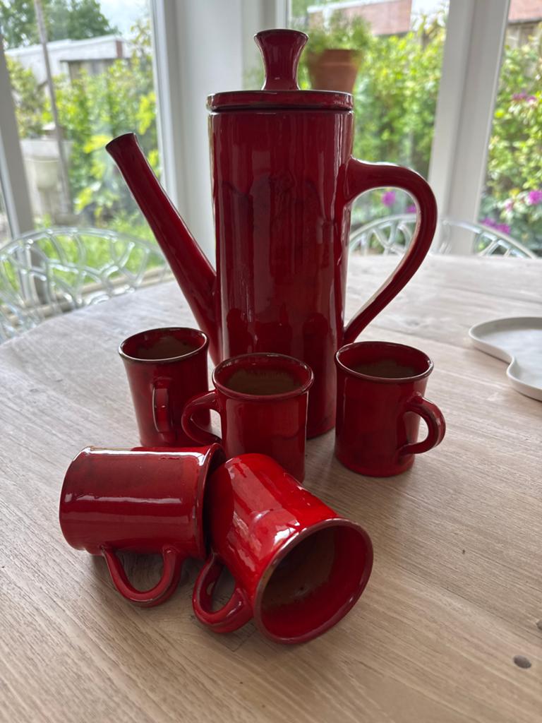 Rood aardewerk koffiekan met 5 mokken, Huis en Inrichting, Keuken | Servies, Ophalen of Verzenden, Zo goed als nieuw, Effen, Kop(pen) en/of Schotel(s)