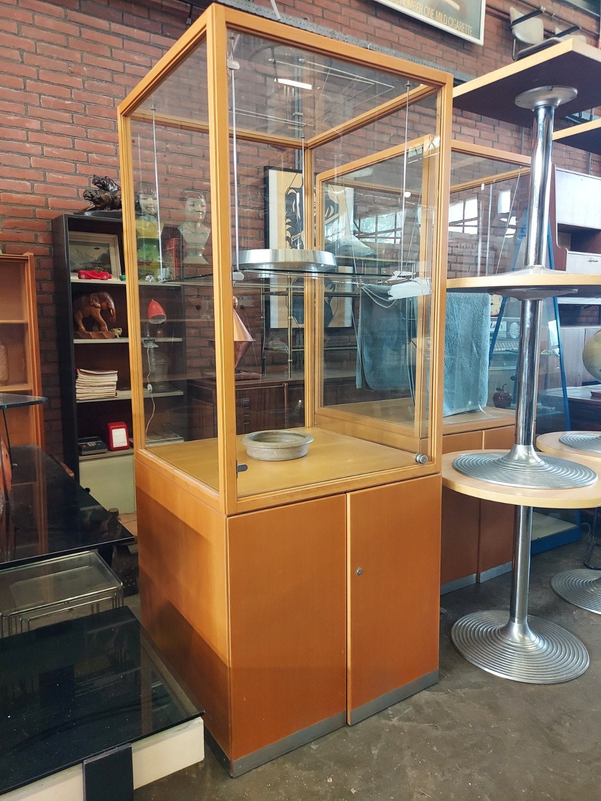 Grote vitrine van Museum Beelden aan Zee, 100 tot 150 cm, Ophalen of Verzenden, Modern, 50 tot 75 cm